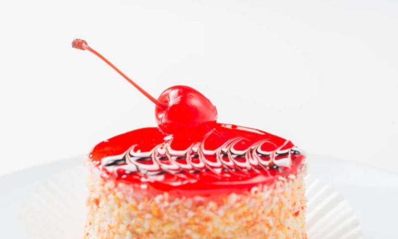 As cerejas em calda são amplamente usadas em decorações de bolos e doces (foto: Freepik) bolo decorado com cereja em calda