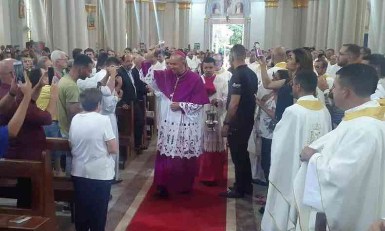 foto mostra o novo arcebispo entrando na Catedral