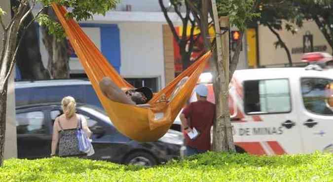 Homem armou rede na Praa Diogo de Vasconcelos ontem pela manh. Wellington da Silva (no detalhe) diz que dorme no Parque Municipal todas as tardes, exceto s segundas. 