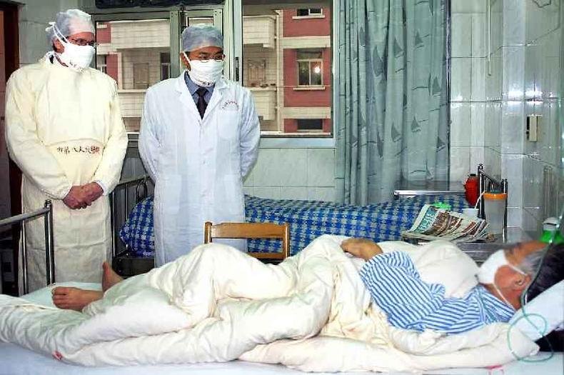 Robert Maguire, da OMS, e médico chinês visitam paciente com Sars em Guangzhou em abril de 2003: houve críticas em relação à transparência das autoridades chinesas durante a epidemia(foto: AFP) Robert Maguire, da OMS, e médico chinês visitam paciente com Sars em Guangzhou em abril de 2003: houve críticas em relação à transparência das autoridades chinesas durante a epidemia(foto: AFP)