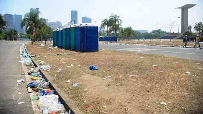 Ruas do Centro e locais prximos ao sambdromo esto cheios de lixo(foto: Tomaz Silva/Agncia Brasil)
