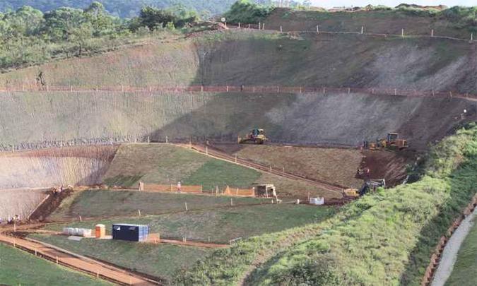 Enquanto base do reservatório de rejeitos passa por obras, moradores como Antônio Pereira se queixam de falta de informações(foto: Edésio Ferreira/EM/DA Press) Enquanto base do reservatório de rejeitos passa por obras, moradores como Antônio Pereira se queixam de falta de informações(foto: Edésio Ferreira/EM/DA Press)