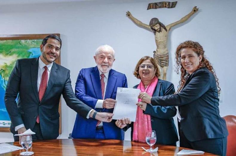 Presidente Lula assinou, nesta segunda-feira (4), parecer vinculante da AGU que dever ser seguido por toda a Administrao Pblica Federal Direta e Indireta