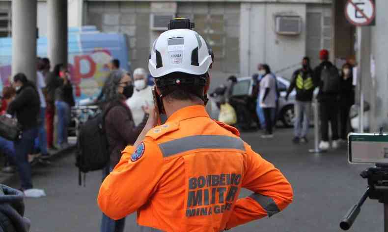 Bombeiro observa movimentao de pessoas