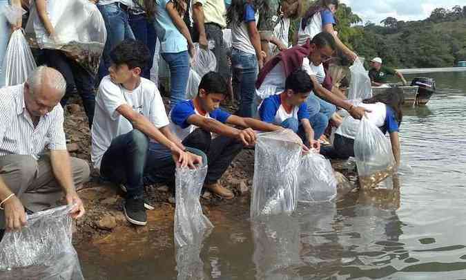 Evento teve participao de estudantes(foto: Corpo de Bombeiros de Araguari/Divulgao)