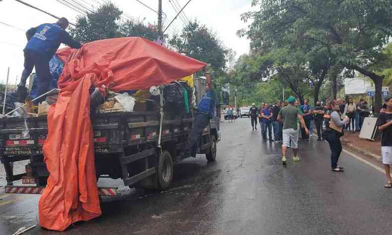 Caminhes carregado com as barracas 