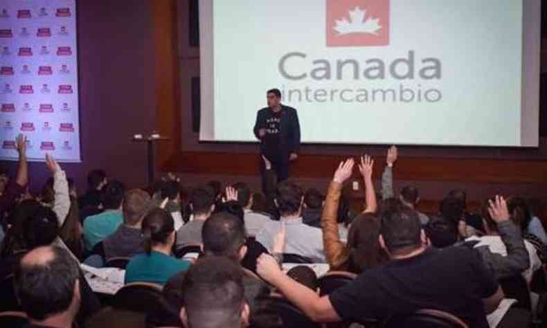 Ed Santos, scio-fundador da Canada Intercambio, fala em uma das ExpoCanada no Brasil(foto: Arquivo Pessoal)