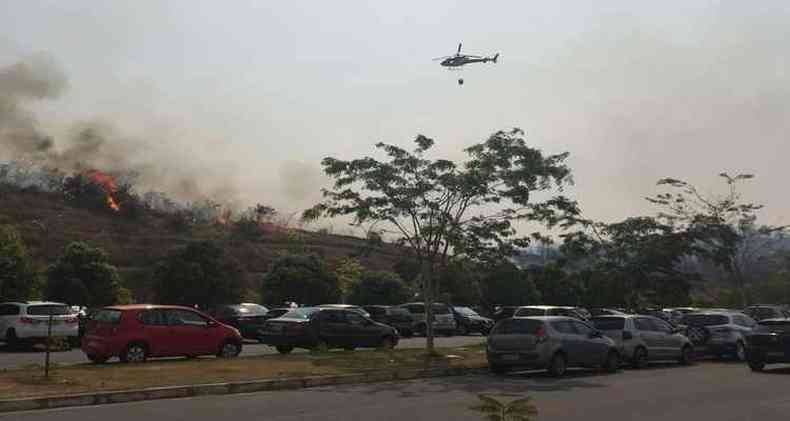 Helicptero combate incndio em vegetao do entorno da Cidade Administrativa. Chamas se alastram rapidamente.(foto: Divulgao/Corpo de Bombeiros)