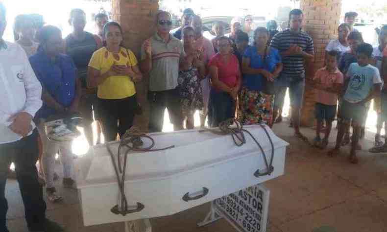 Corpo da menina Yasmin foi velado por parentes e enterrado neste sbado(foto: Luiz Ribeiro/EM/D.A.Press)