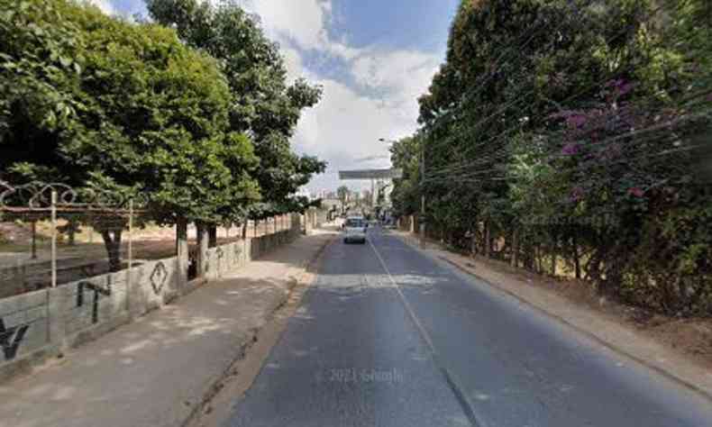 Motoqueiros passaram e atiraram em casal em questa na calada da Rua 1 de Maio, em Contagem