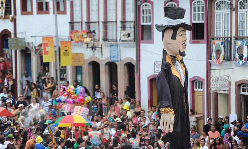 Foliões na Praça Tiradentes, em Ouro Preto, em carnaval pré-pandêmico: em 2022, projeto é de festa simplificada, com exigência de cartão de vacina descrição para a internet (foto: Leandro Couri/EM/D.A Press - 15/2/15) Foliões na Praça Tiradentes, em Ouro Preto, no carnaval de 2015