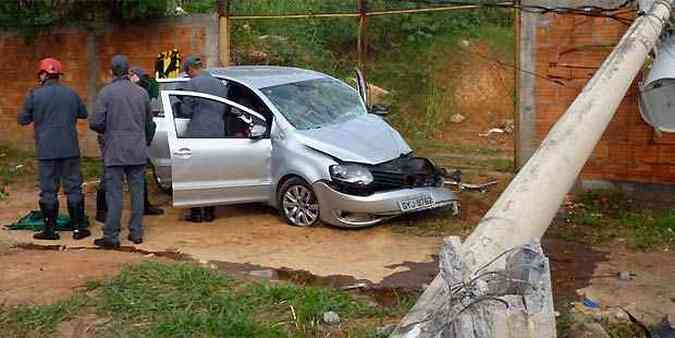 O Fox teve a parte dianteira destruda com o impacto da batida(foto: Corpo de Bombeiros/Divulgao)