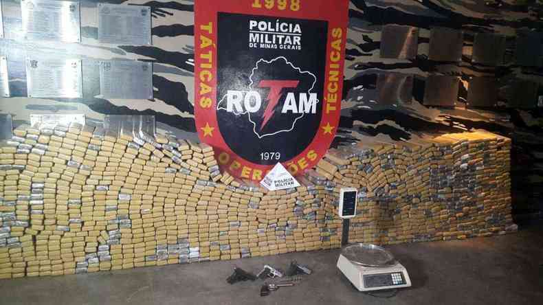 cerca de 1,5 tonelada da droga foi apreendida na ao dos militares da Rotam(foto: Marcos Vieira/EM/D.A.Press)