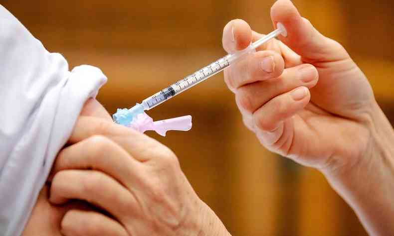 Os grupos prioritrios seguem sendo imunizados na campanha de imunizao contra a Covid-19.(foto: foto: ROBIN VAN LONKHUIJSEN / AFP/Reproduo)