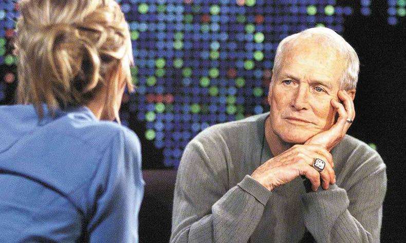 Paul Newman dá entrevista à CNN sobre sua carreira, em abril de 2004; o ator morreu em 2008, em decorrência de um câncer no pulmão(foto: Rose M. Prouser/CNN/AFP ) Paul Newman apoia o rosto na mão esquerda, enquanto ouve pergunta de jornalista, em estúdio de TV