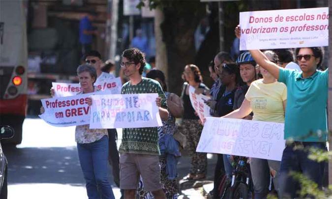 Educadores de instituições particulares fizeram manifestação pela manhã, antes da reunião no TST para mais uma rodada de negociação (foto: Edésio Ferreira/EM/DA Press) Educadores de instituições particulares fizeram manifestação pela manhã, antes da reunião no TST para mais uma rodada de negociação (foto: Edésio Ferreira/EM/DA Press)