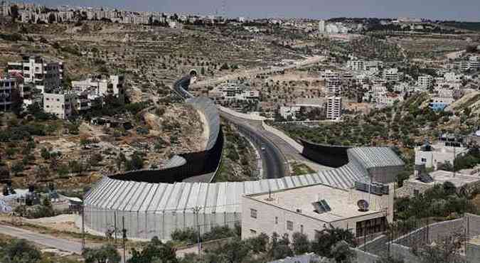 Muro protege estrada israelense que corta territrio palestino perto de Belm. 