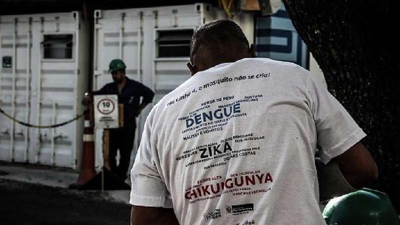 Agente comunitrio da sade com camiseta que traz informaes sobre dengue, zika e chikungunya