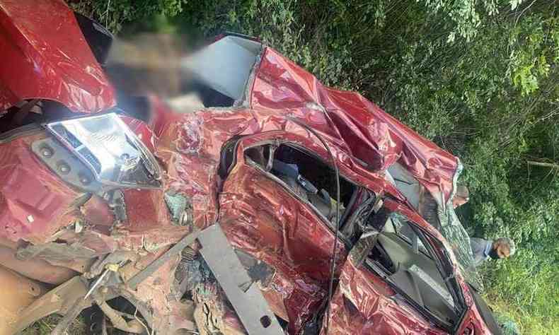 ACIDENTE FATAL NA BR-251: DUAS PESSOAS MORREM NA BATIDA ENTRE CARRO E  CARRETA BITREM