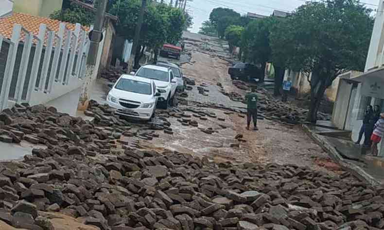 A chuva forte provocou a retirada do calamento de bloquete de duas avenidas da cidade, derrubou diversos muros(foto: Reproduo da internet/WhatsApp)