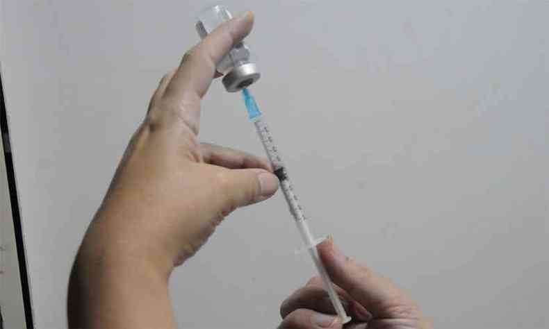 Vacina continua disponvel nos postos de sade, com prioridade para o pblico-alvo(foto: Paulo Filgueiras/EM/D.A Press)