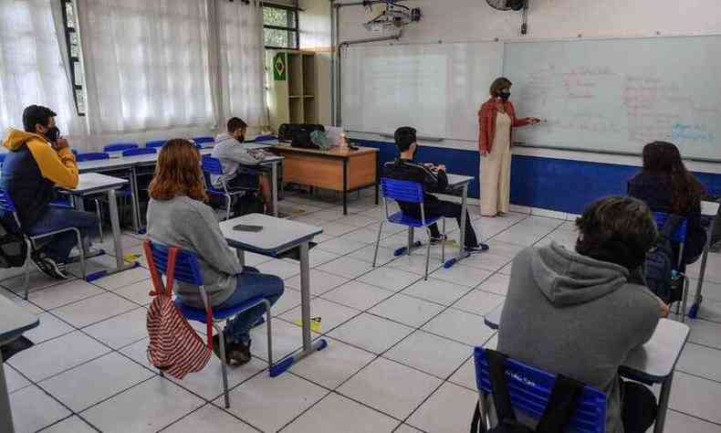 Ministrio da Sade divulgou ordem de vacinao de profissionais da Educao no Brasil(foto: Nelson Almeida/AFP)