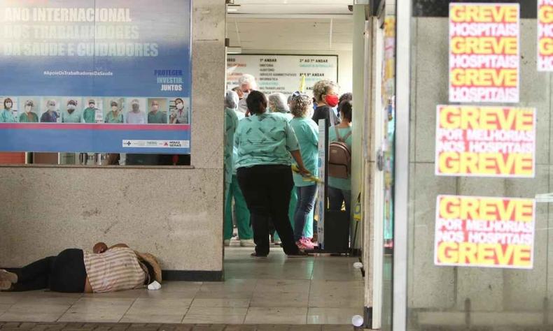 Homem deitado no cho durante assembleia de servidores da Fhemig, no HPS