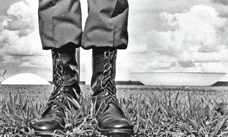 Botas de cano alto usadas por militar em primeiro plano, com o Congresso Nacional ao fundo 