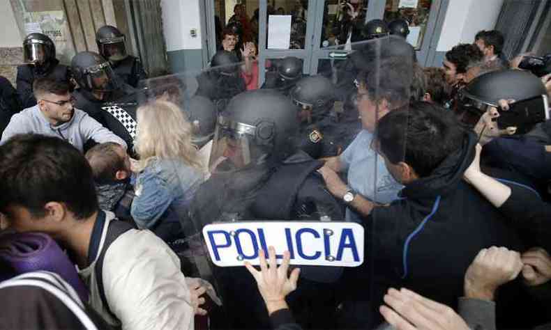 Governo espanhol reprime votao e foras policiais tentam impedir o referendo(foto: AFP / PAU BARRENA )