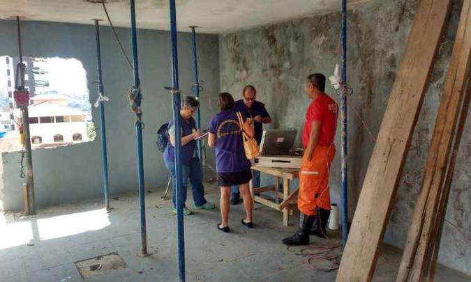 Operários encontraram o material durante uma escavação no Barreiro(foto: Corpo Bombeiros/Divulgação) Operários encontraram o material durante uma escavação no Barreiro(foto: Corpo Bombeiros/Divulgação)