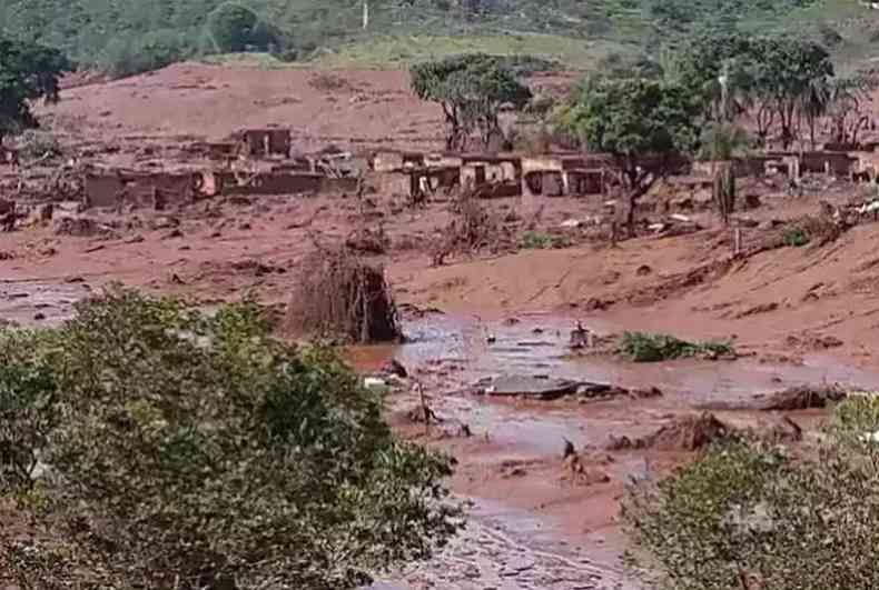 Lama rejeitos do rompimento da Barragem do Fundo da Samarco em mariana devastou e destruiu Bento Rodrigues