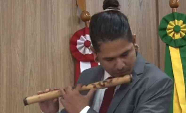 Geovani tocou flauta ao fim de seu discurso. Sempre que um Krenak toca flauta, ele o faz para buscar sabedoria(foto: Reproduo/redes sociais)