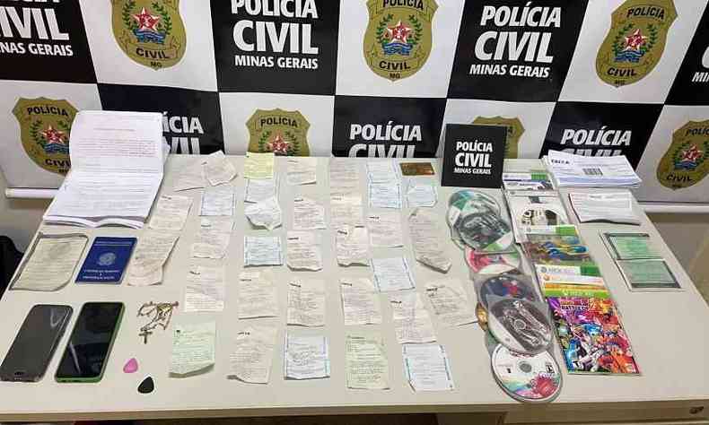 (foto: Material encontrado com o suspeito, sendo vrios depsitos bancrios falsos)