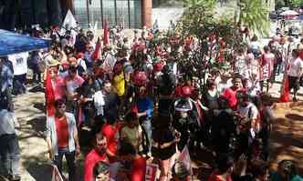 Manifestantes ligados  CUT comeam a se deslocar para a Praa da Liberdade(foto: Marcelo da Fonseca/EM/D.A Press)
