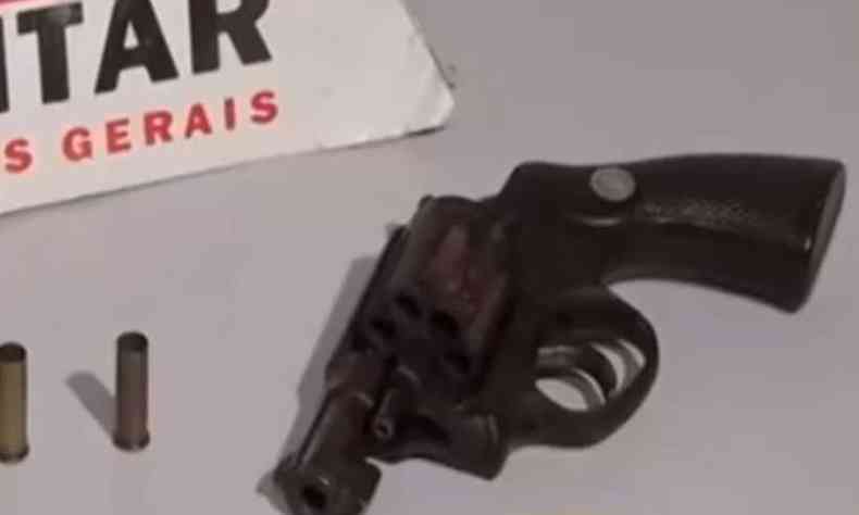 Revlver calibre 38 foi apreendido com o suspeito do crime(foto: Reproduo/TV Alterosa)