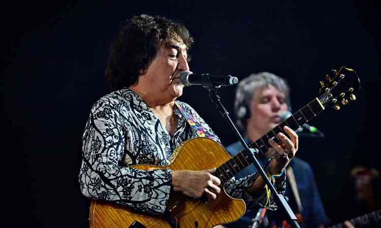 De camisa colorida, Toninho Horta toca violo e canta no palco