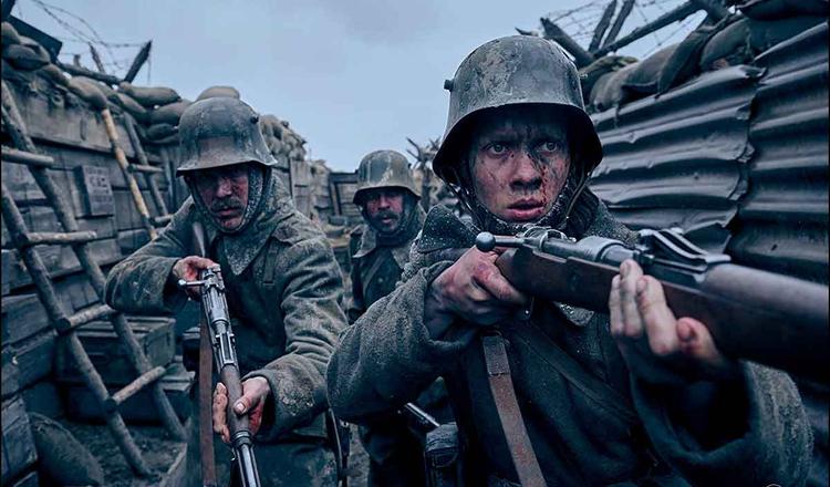 Soldados em cena de guerra do filme Nada de novo no front