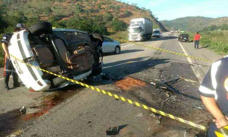 Em um dos acidentes, veculos bateram de frente em uma reta da BR-116(foto: Divulgao/WhatsApp)