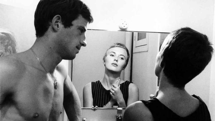 Atores Jean-Paul Belmondo e Jean Seberg conversam no filme 'Acossado'