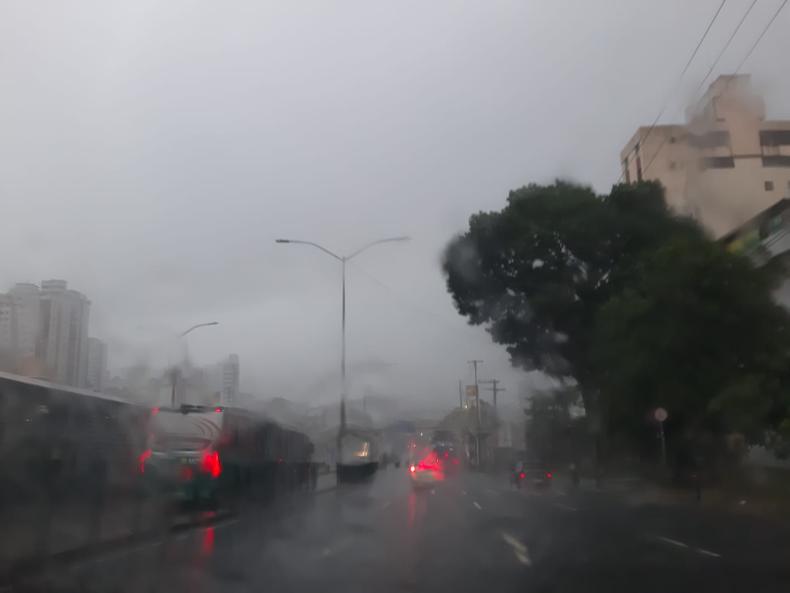 Belo Horizonte amanhece debaixo de muita chuva. Av. Cristiano Machado, no bairro Cidade Nova