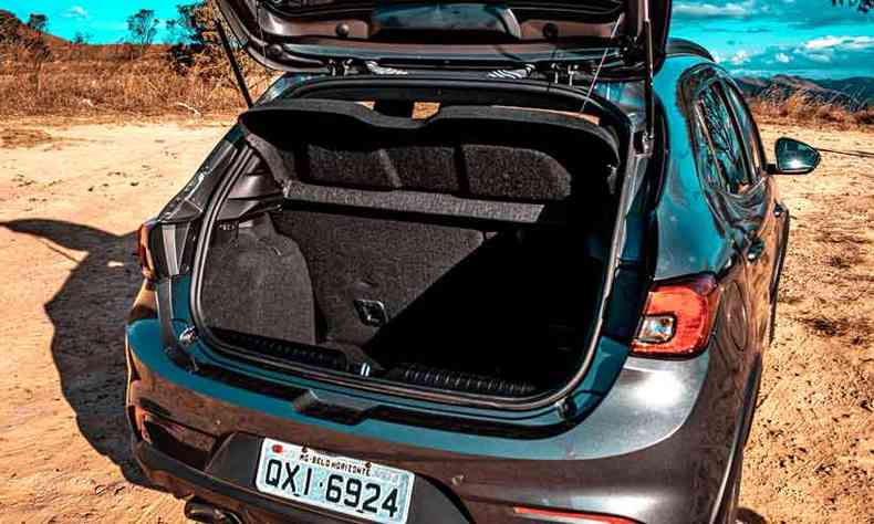 Com 300 litros de capacidade, o porta-malas do hatch compacto est dentro da mdia(foto: Jorge Lopes/EM/D.A Press)