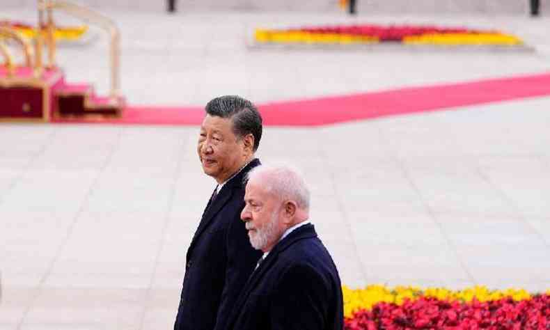 Luiz Incio Lula da Silva e Xi Jinping caminhando em ptio durante cerimnia