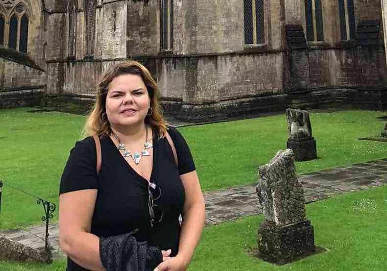 Mineira de Ipatinga, Bruna Carvalho diz que confia na seriedade das pesquisas com o imunizante da Pfizer e no sistema de sade britnico.(foto: Arquivo Pessoal)