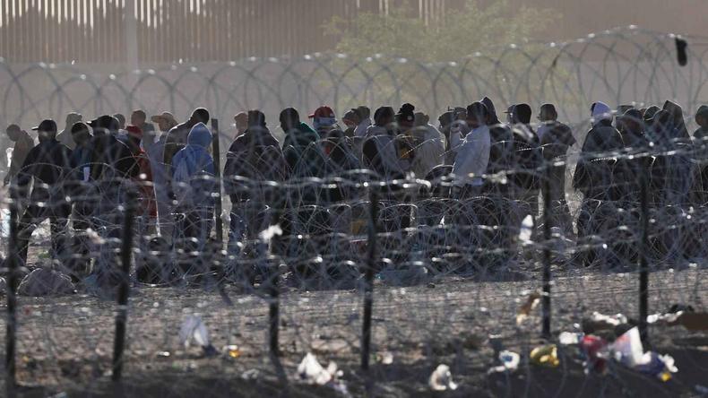 Migrantes esperam nas margens do Rio Grande para serem processados %u200B%u200Bpela Patrulha de Fronteira do Setor de El Paso, Texas, aps cruzarem de Ciudad Juarez, no Mxico, em 11 de maio de 2023