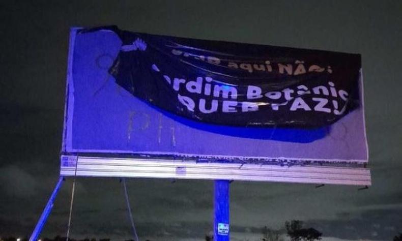 O outdoor foi instalado entre o balo do Condomnio Solar de Braslia e o Condomnio Ville de Montagne