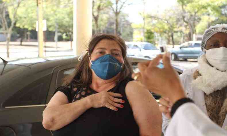 Marilda Maria de Oliveira, de 55 anos, foi vacinada com a segunda dose da Pfizer na UFMG(foto: Edesio Ferreira/EM/D.A Press)