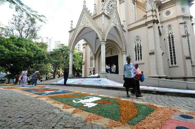 Os tapetes montados por fiéis são tradição em BH, no percurso entre as igrejas Boa Viagem e São José, passando pela Avenida Afonso Pena (foto: Euler Júnior/EM/DA Press - 26/5/16) Os tapetes montados por fiéis são tradição em BH, no percurso entre as igrejas Boa Viagem e São José, passando pela Avenida Afonso Pena (foto: Euler Júnior/EM/DA Press - 26/5/16)