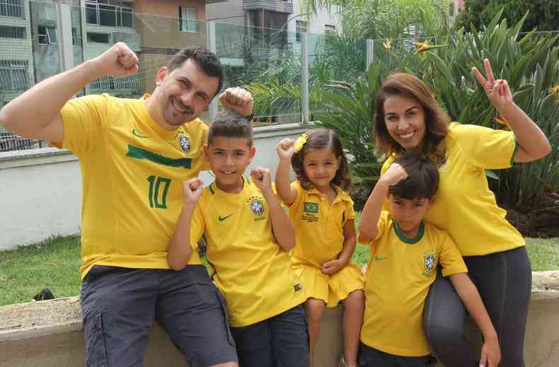 Maurcio de Souza com a mulher, Luciana Alice de Faria, e os filhos Yan, Vitor e Malu, todos vestidos com a camisa da Seleo Brasileira