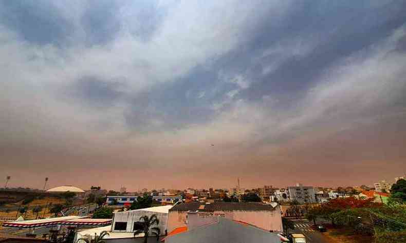 Nuvem de poeira  resultado de ventos cinza, fuligem e terra(foto: Vincius Lemos)