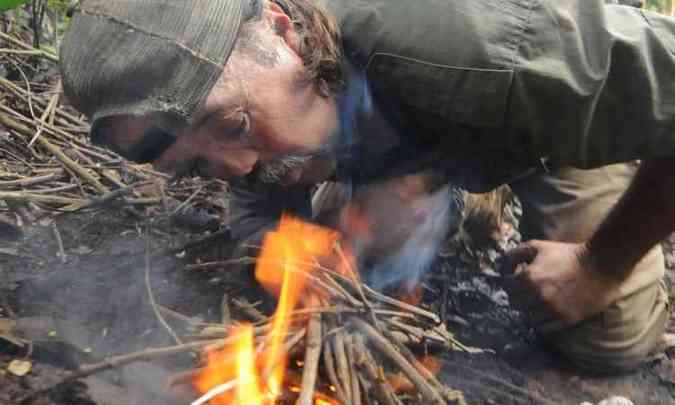 Giuliano Toniolo, instrutor do curso, ensina como fazer uma fogueira(foto: Jair Amaral/EM/D.A Press)